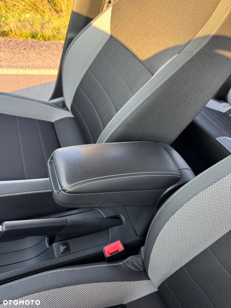 Skoda RAPID 1.2 TSI Ambition - 37