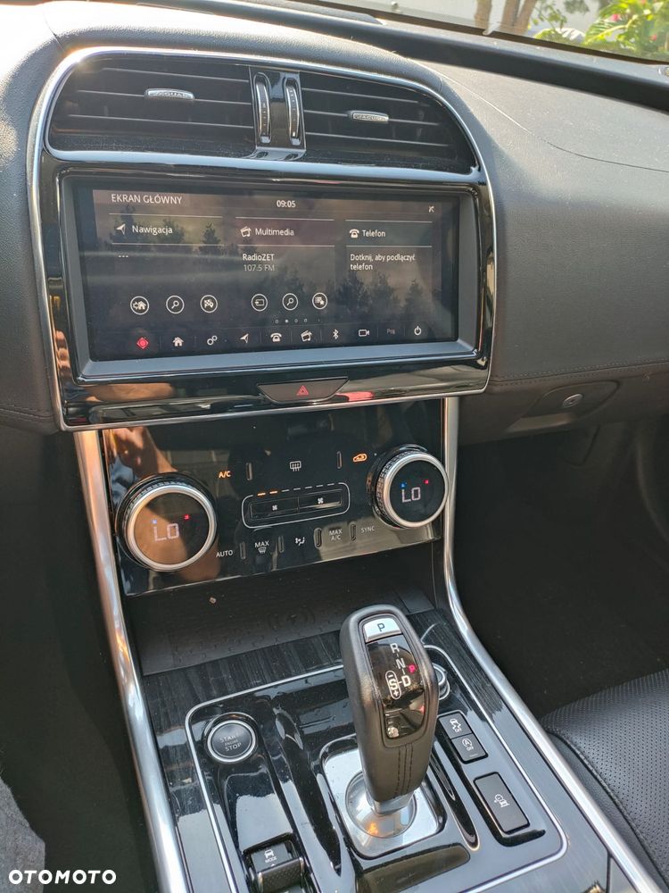Jaguar XE P250 S - 10