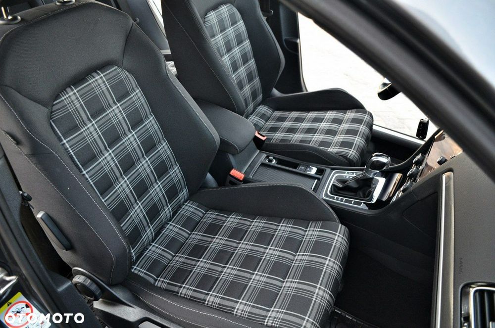 Volkswagen Golf - 24