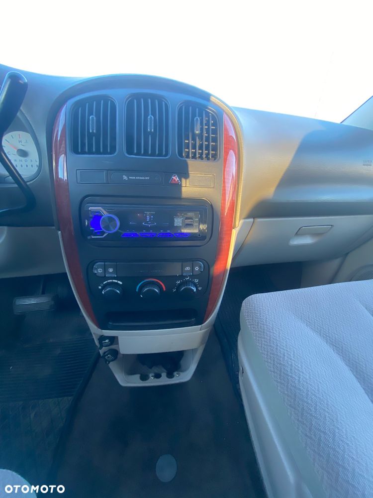 Chrysler Town & Country 3.3 LX - 9