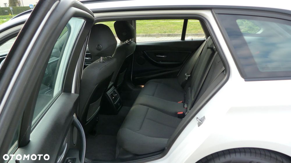 BMW Seria 3 318d Touring Sport Line - 18