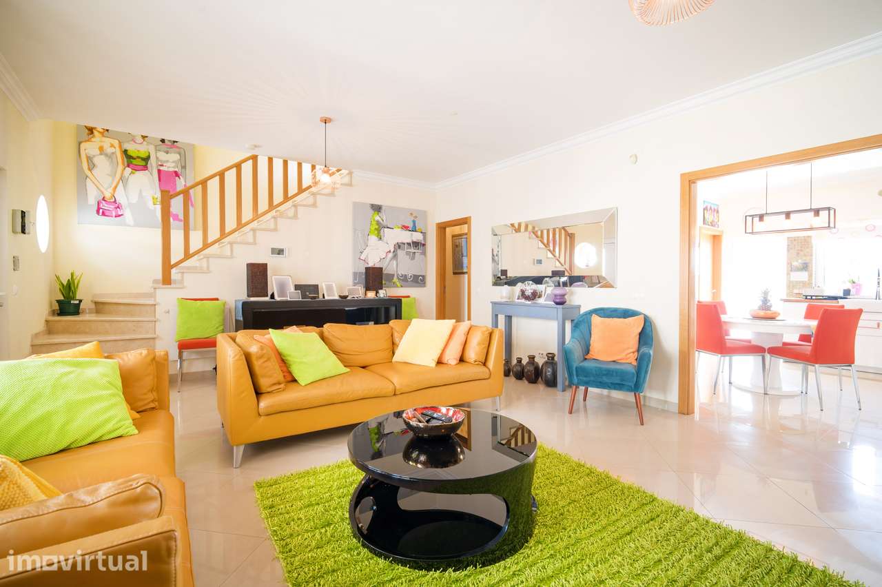 Moradia T4 Exclusiva com Piscina Privativa e Vista Serra - Grande imagem: 4/44