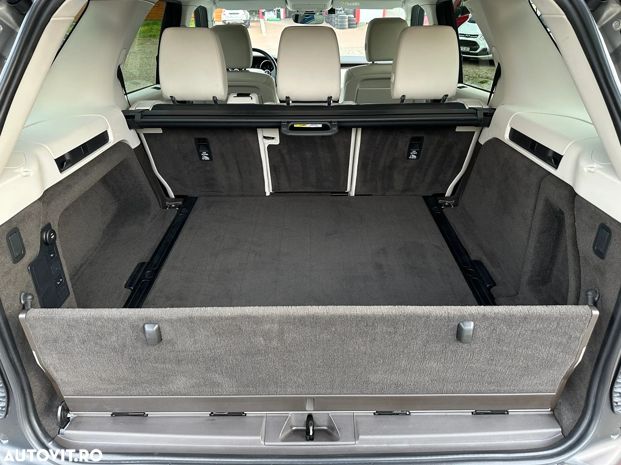 Land Rover Discovery 3.0 L TD6 HSE Luxury - 36