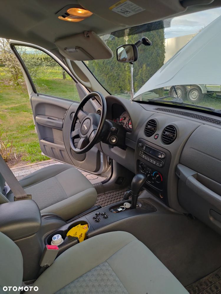 Jeep Liberty - 10
