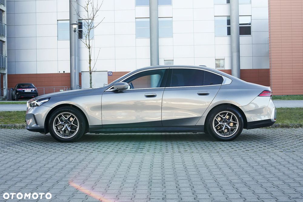BMW Seria 5 520i mHEV - 38