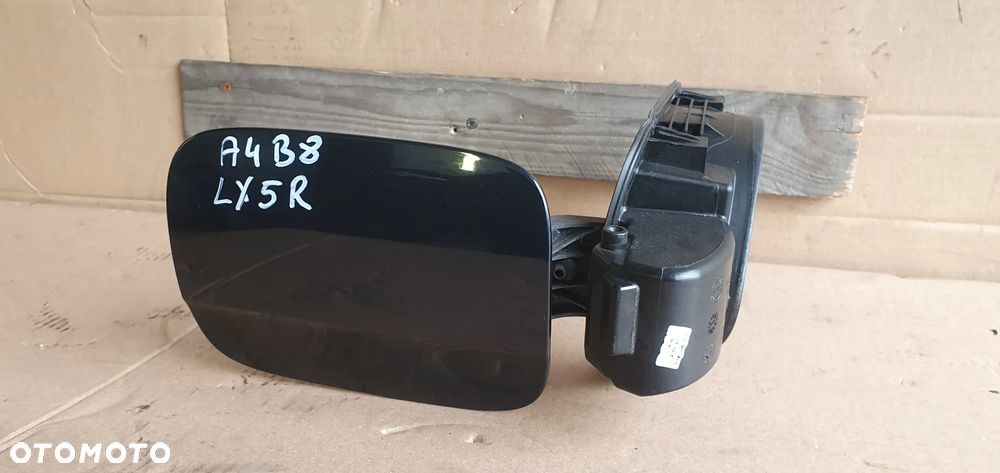 Klapka wlewu paliwa Audi A4 B8 LX5R 8K0809999A - 4