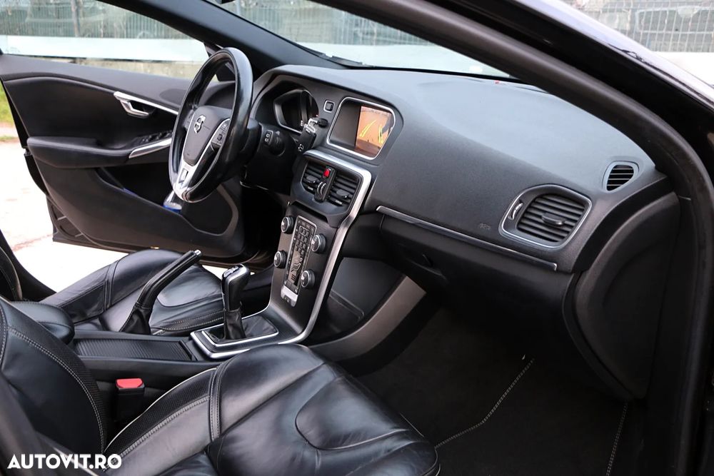 Volvo V40 D3 R-Design - 16