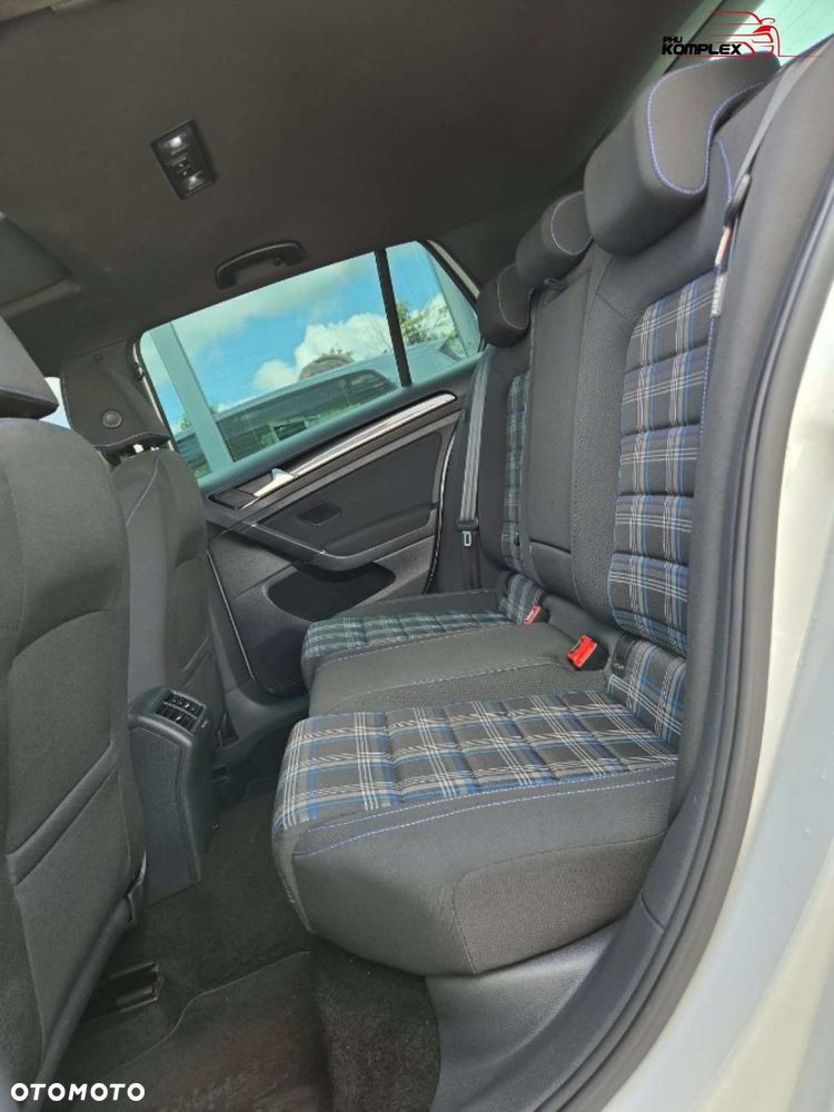 Volkswagen Golf - 10