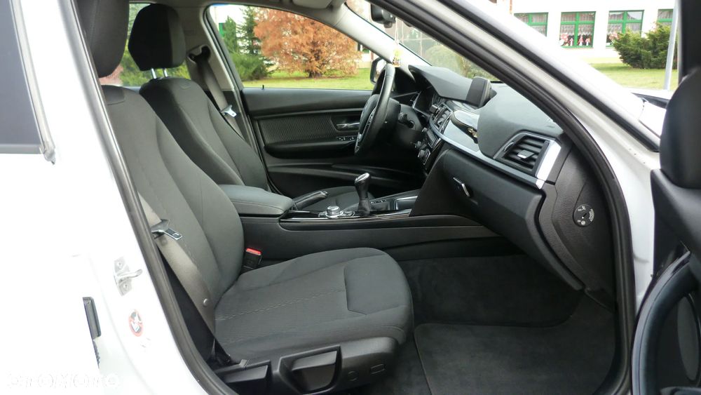 BMW Seria 3 318d Touring Sport Line - 22