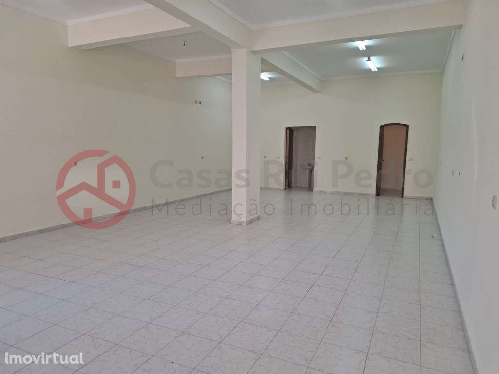 Loja ampla na Av. Cidade de Lisboa, Cacém e São Marcos - Grande imagem: 2/13