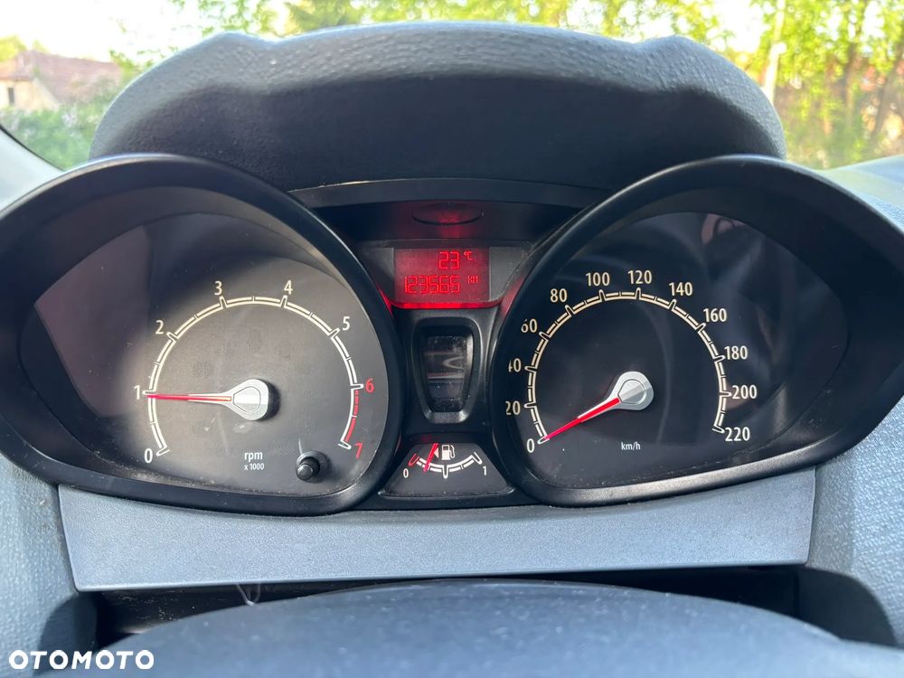 Ford Fiesta 1.4 Trend - 12