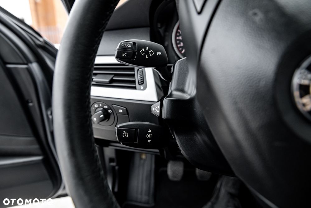 BMW Seria 5 525i Touring - 29