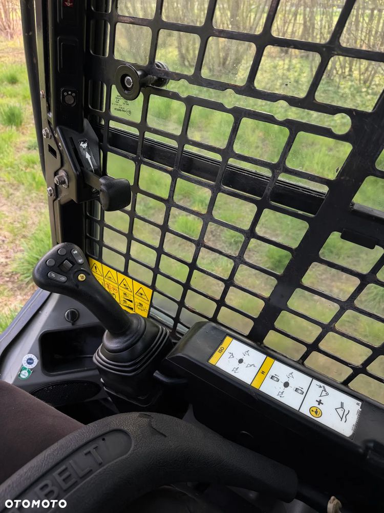 Bobcat S450 ładowarka 4x4 wózek terenowy. Łyżka. Pełne sterowanie z dżojstika jazda i praca. Aktualne serwisy DEKRA 2026r. Dokumentacja Pełna. Silnik Kubota 4cyl 55km. Maszyna Jak Nowa z Salonu! Pochodzi z Norweskiego Gospodarstwa! 2019 rok 1880 mtg! Zero luzów i wycieków. Bardzo mocna i wydajna maszyna o małych gabarytach! Idealna do stajni oraz Budownictwa. OKAZJA TANIO 3 wyjścia Hydrauliczne pod urządzenia!! - 27