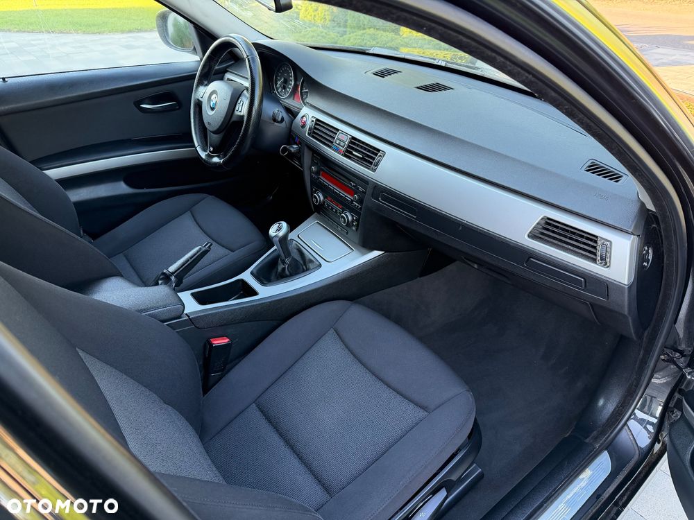 BMW Seria 3 325i Touring - 11