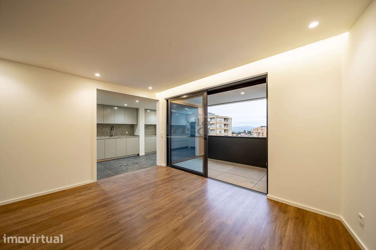 Apartamento T3 com Varanda e 2 Lugares de Garagem na Avenida da Rep... - Grande imagem: 4/31