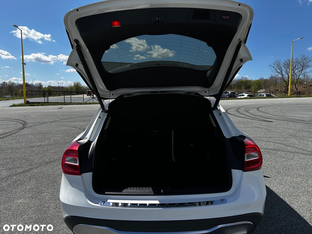 Mercedes-Benz GLA 250 4Matic 7G-DCT - 28