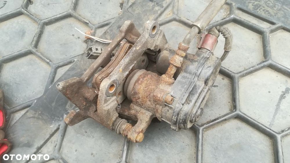 AUDI A4 B8 2.7 TDI ZACISK HAMULCOWY LEWY TYŁ - 3