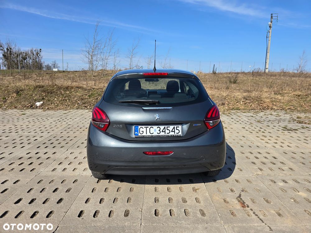 Peugeot 208 - 8