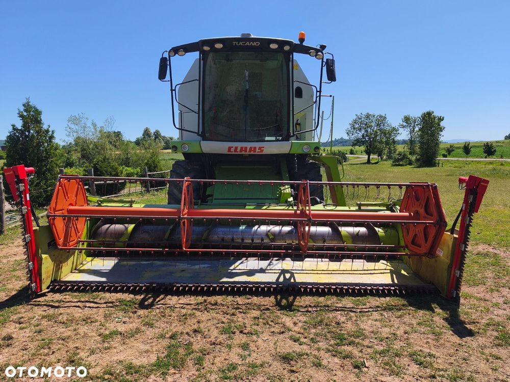 Claas Tucano 832 - 2