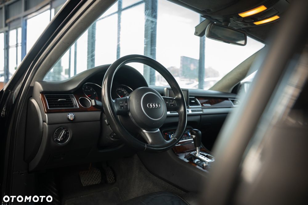 Audi A8 4.2 L Quattro - 24