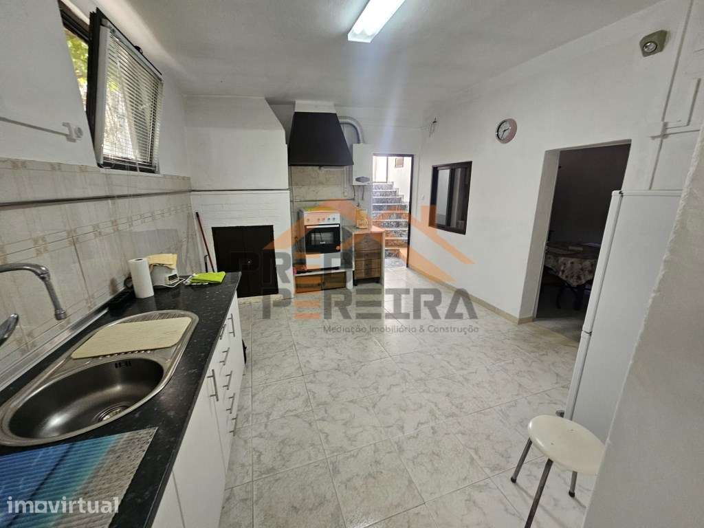 Situada no Bombarral, moradia T3+1 com garagem e logradouro de 286 m2. - Grande imagem: 3/46