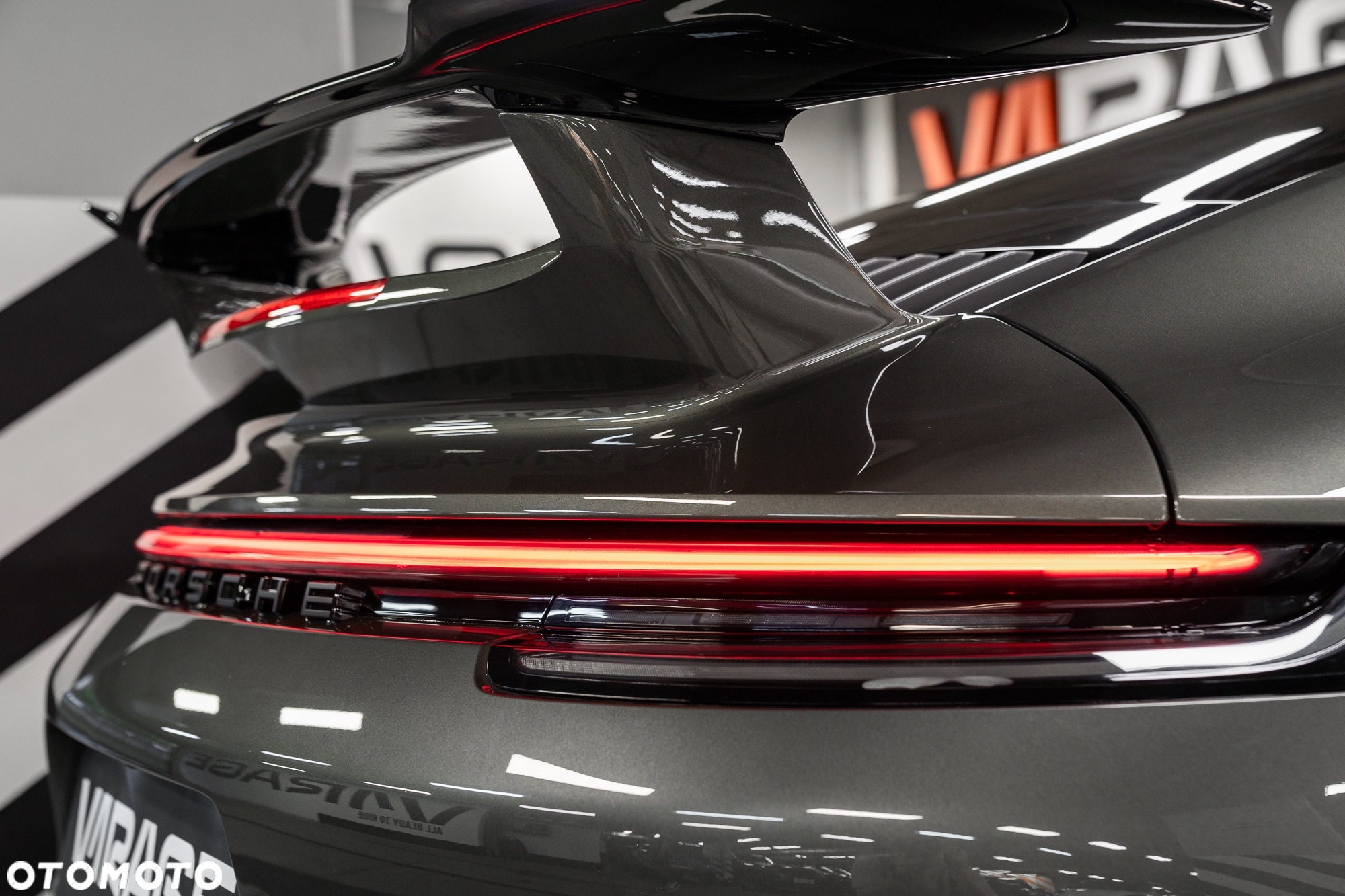 Porsche 911 Carrera 4 GTS - 16