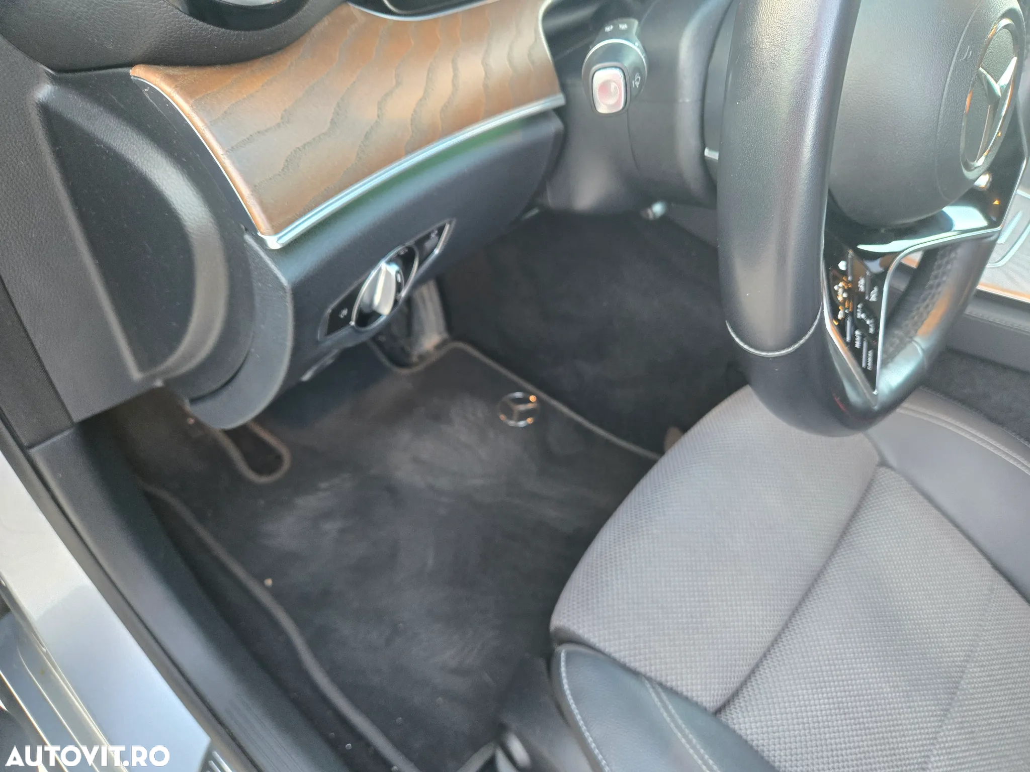 Mercedes-Benz E 220 d 4Matic T 9G-TRONIC - 29
