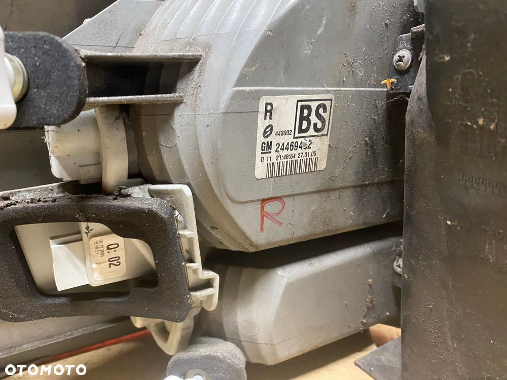 LAMPA TYLNA PRAWA OPEL VECTRA C KOMBI  24469462 - 5