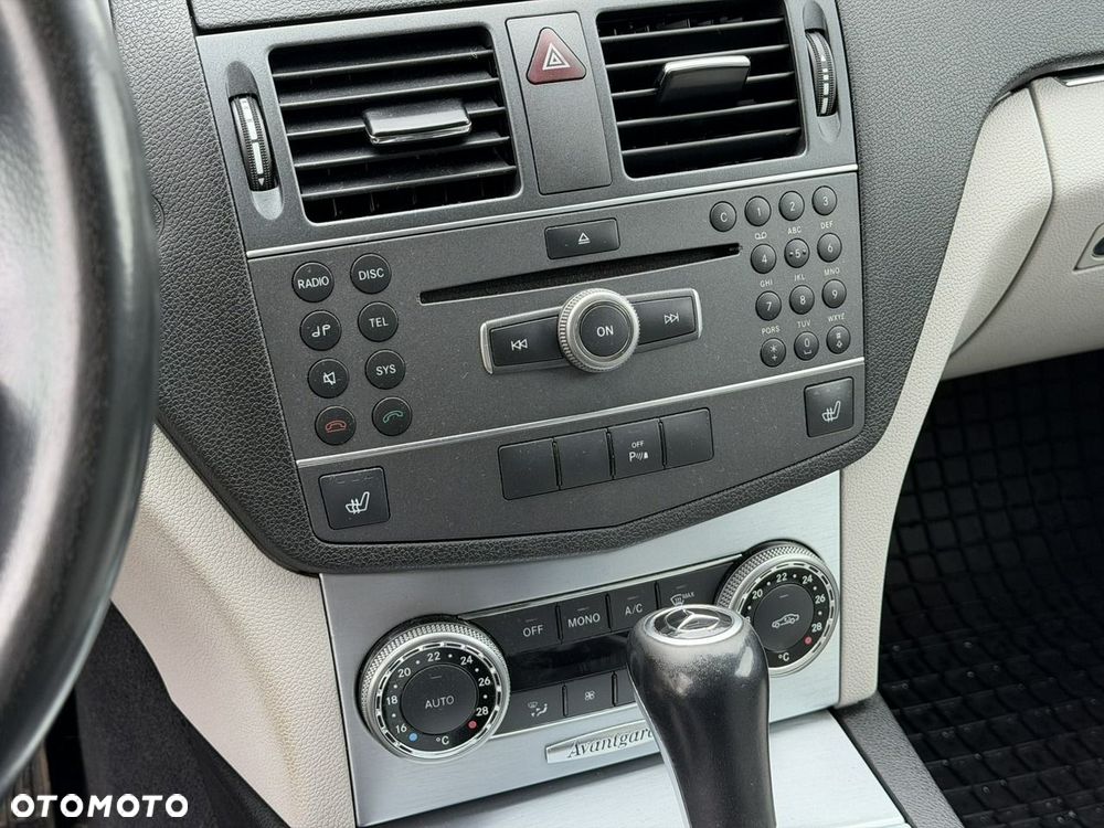 Mercedes-Benz Klasa C 180 BlueEFFICIENCY 7G-TRONIC Elegance - 22