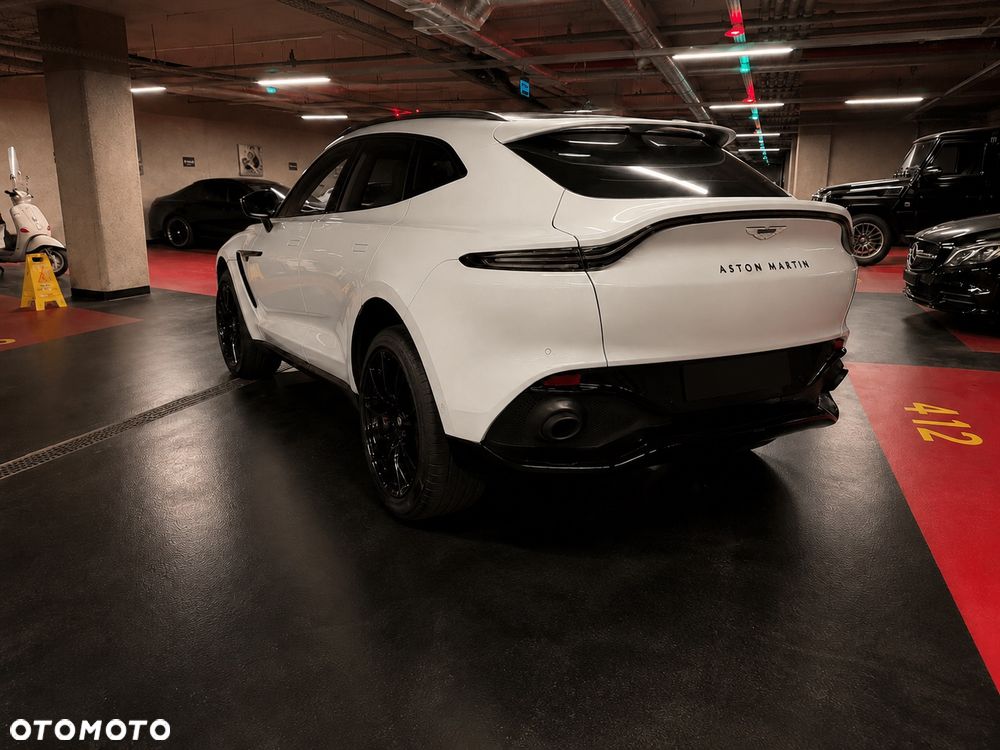 Aston Martin DBX - 8