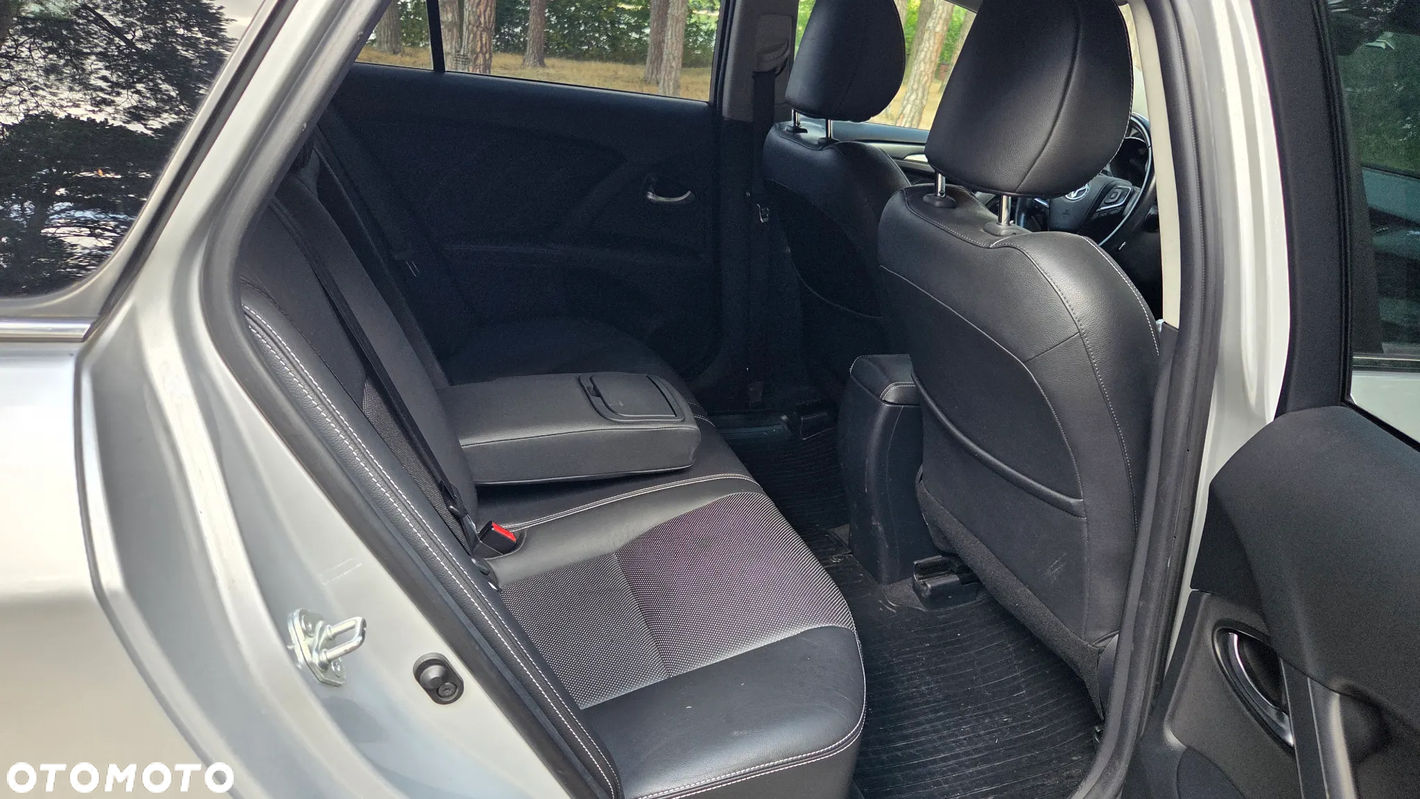 Toyota Avensis 2.0 D-4D Premium - 15