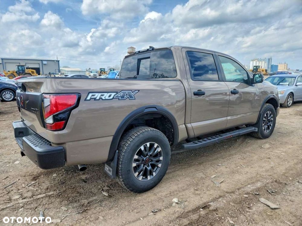 Nissan Titan - 4