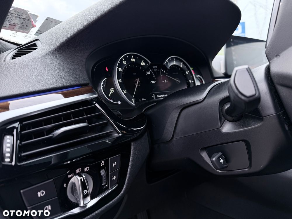 BMW Seria 5 530i xDrive Sport Line - 23