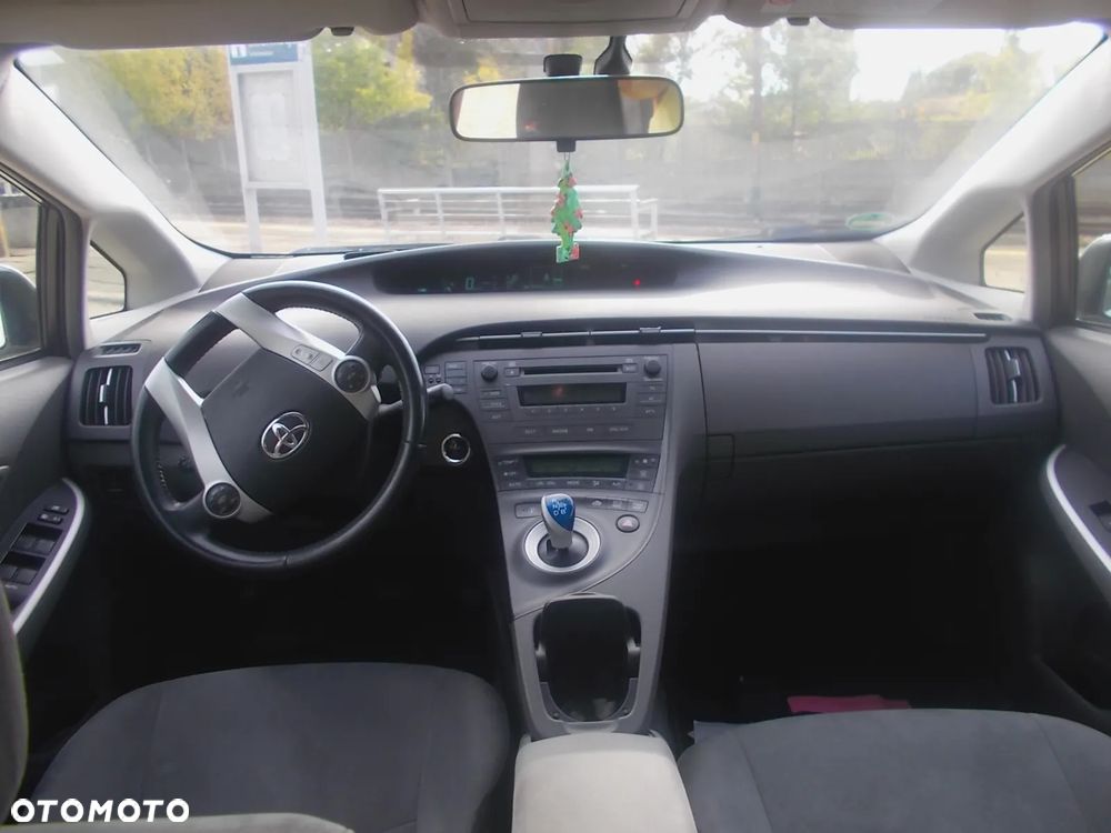 Toyota Prius (Hybrid) - 11