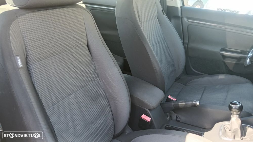 VW Jetta 1.6 TDi Confortline - 9