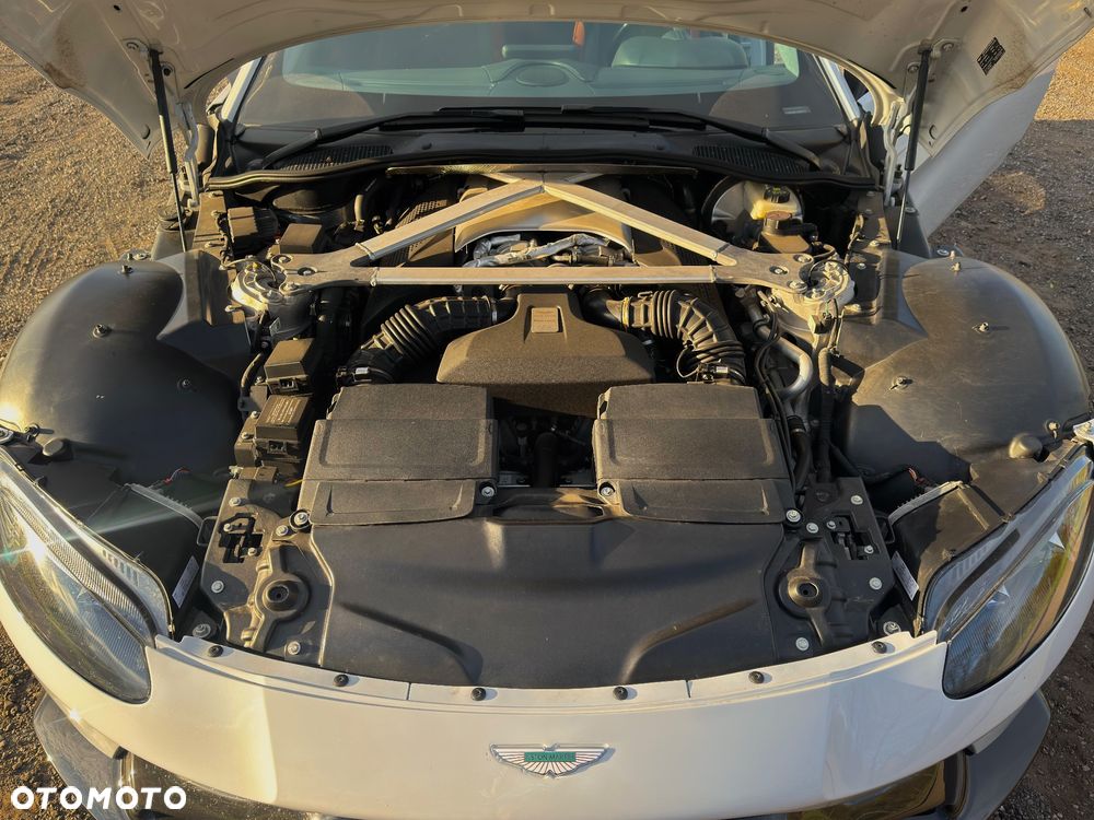 Aston Martin Vantage - 38