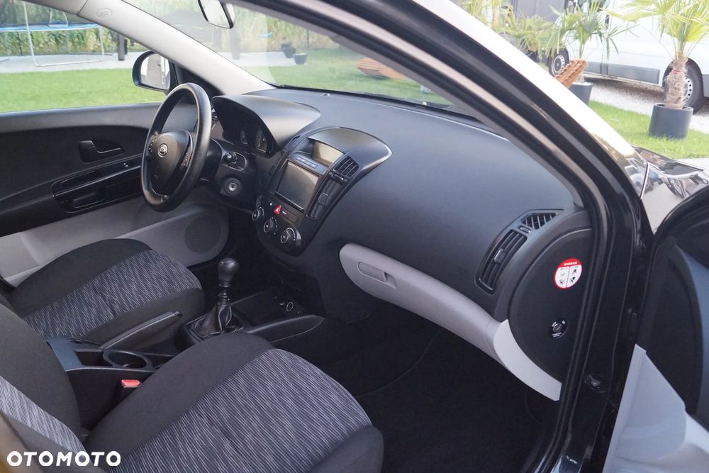 Kia Ceed - 8
