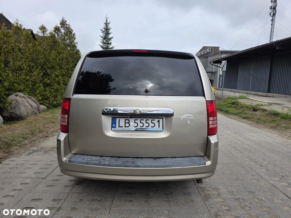 Chrysler Town & Country - 7