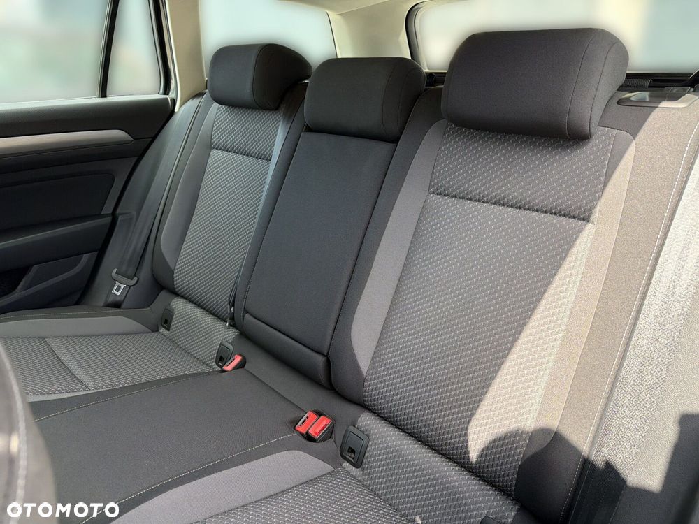 Volkswagen Passat 2.0 TDI SCR Trendline - 18