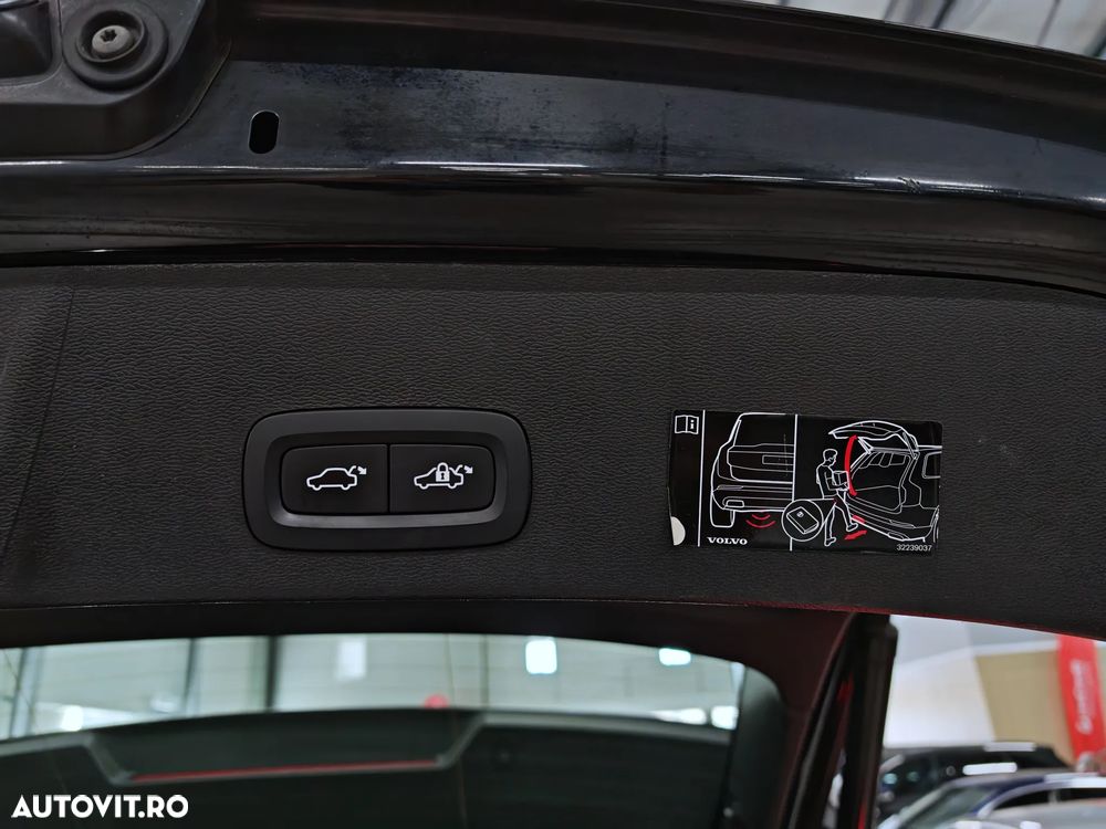 Volvo XC 40 T3 Momentum Pro - 32