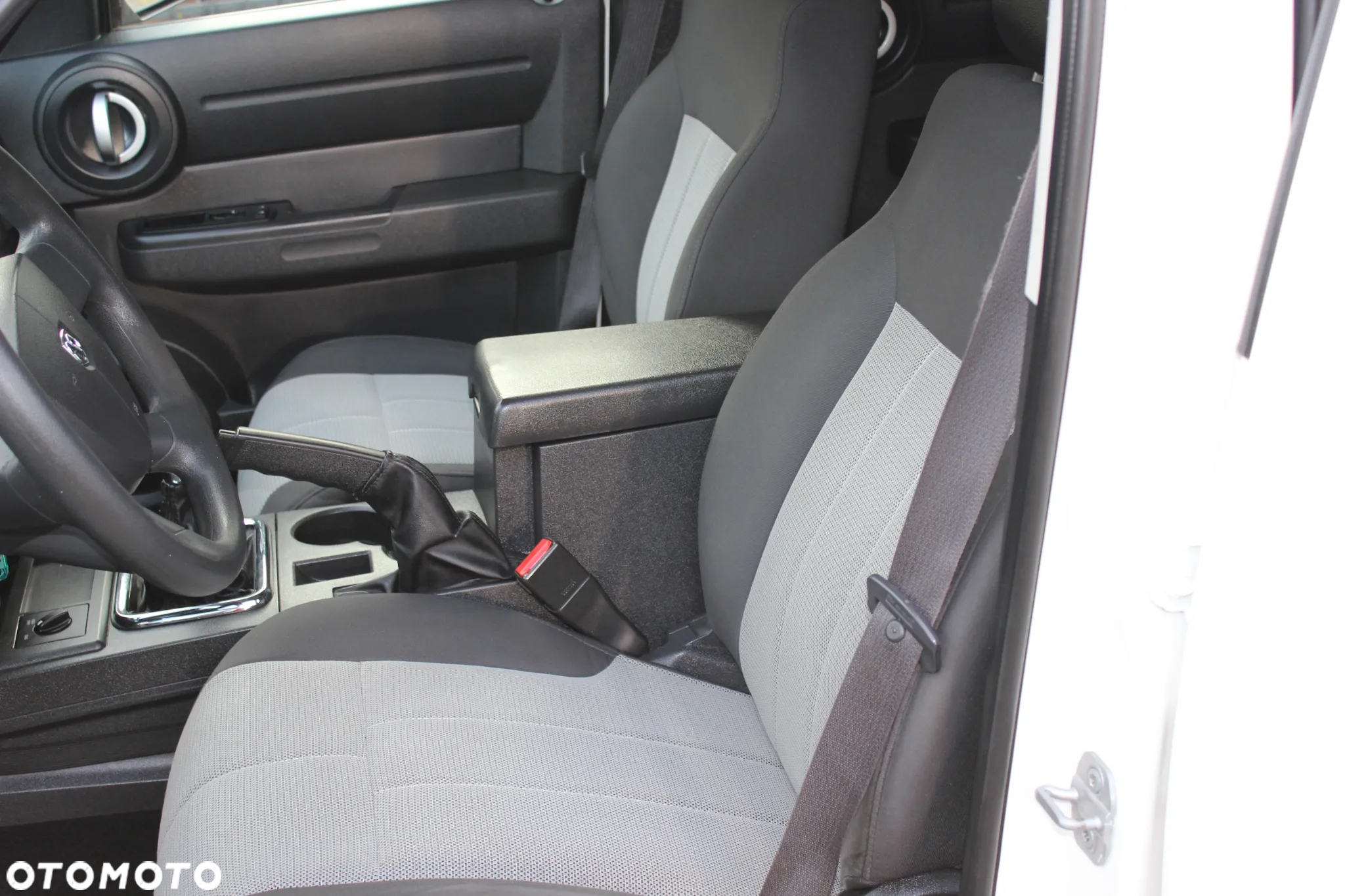 Dodge Nitro 2.8 CRD DPF SXT - 12