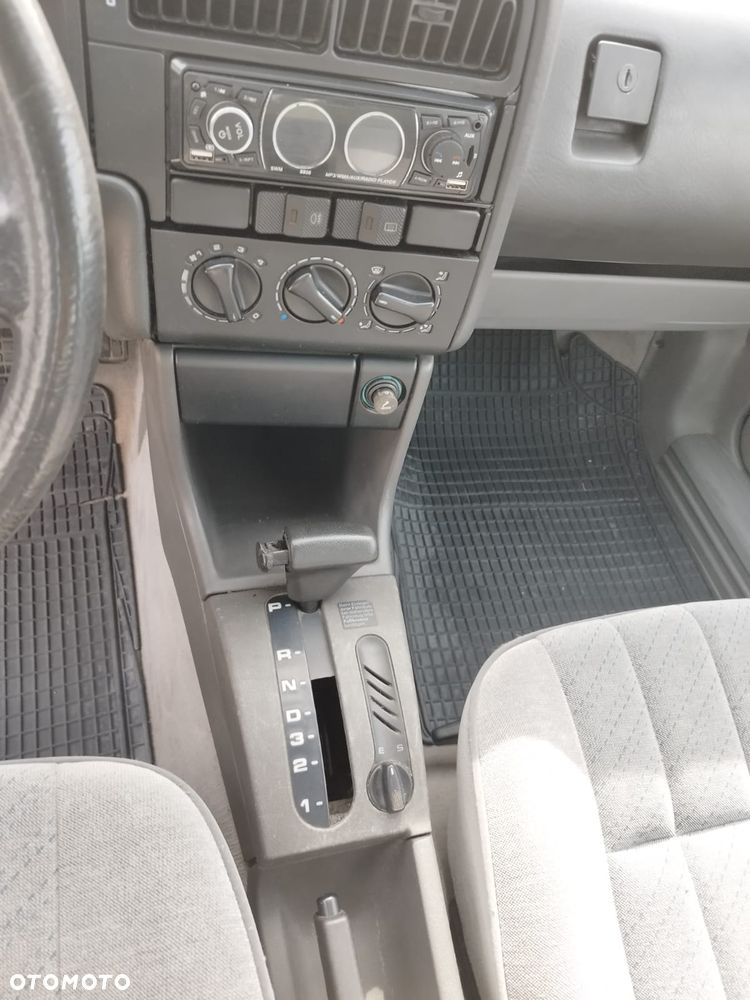 Volkswagen Passat 2.0 GL - 29
