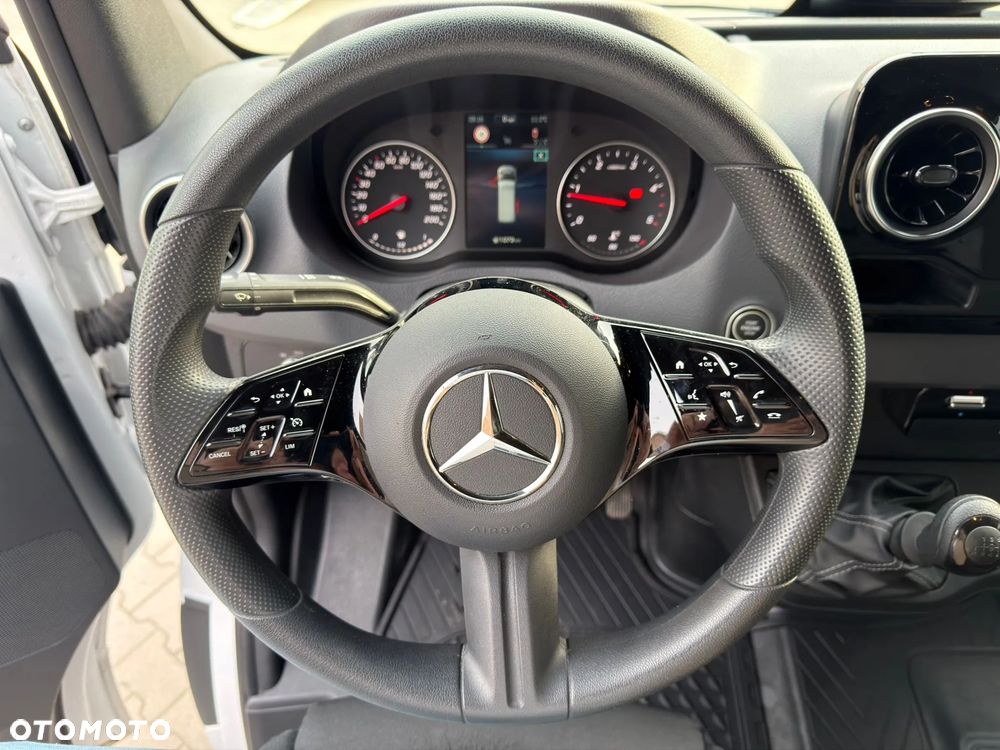Mercedes-Benz Sprinter - 13