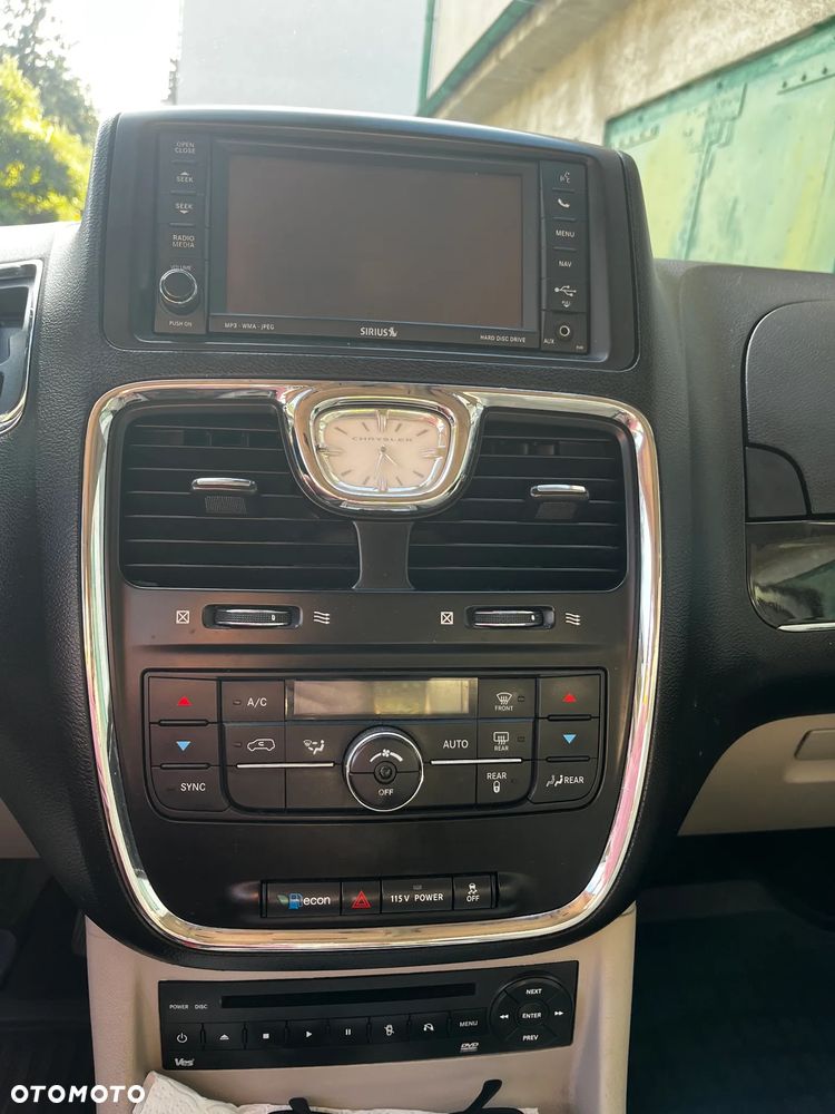 Chrysler Town & Country - 8
