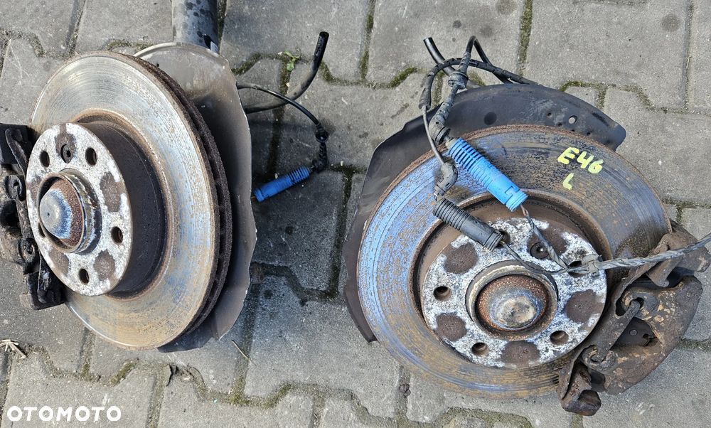 BMW E46 zwrotnica piasta przód przednia prawa - 1