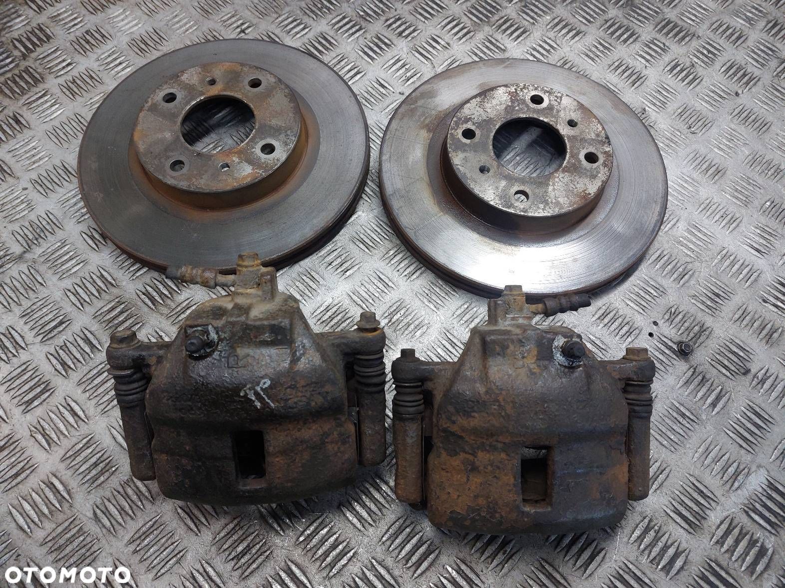 TARCZE HAMULCOWE PRZÓD + KLOCKI + ZACISKI NISSAN ALMERA N16 1.8 16V - 1