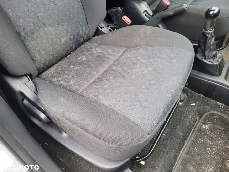 Fotel prawy pasażera Toyota Avensis Verso Lift 2004r 1D4 - 2