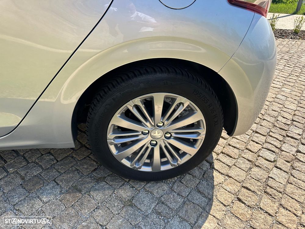 Peugeot 208 PureTech 82 Start & Stop Allure - 12