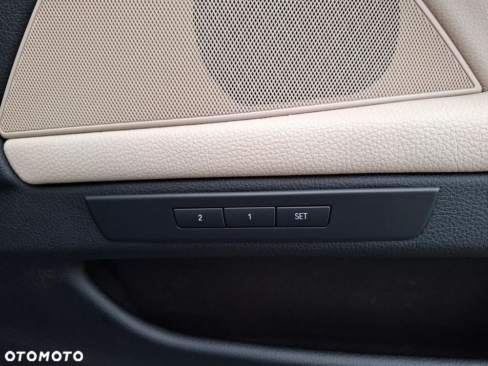 BMW Seria 5 525d xDrive - 28