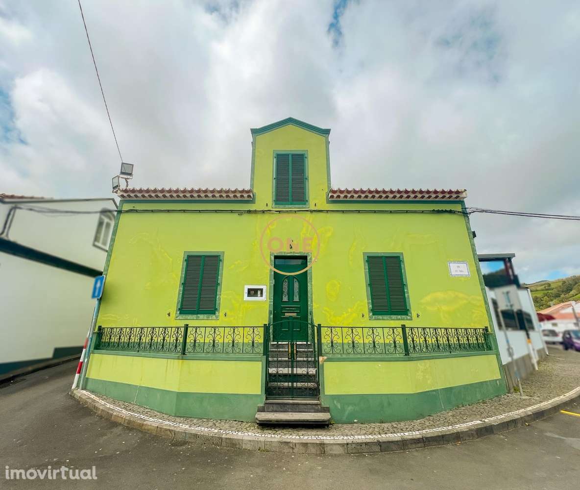 Moradia V4+ com pátio e enorme potencial no centro de Água de Pau – - Grande imagem: 2/26